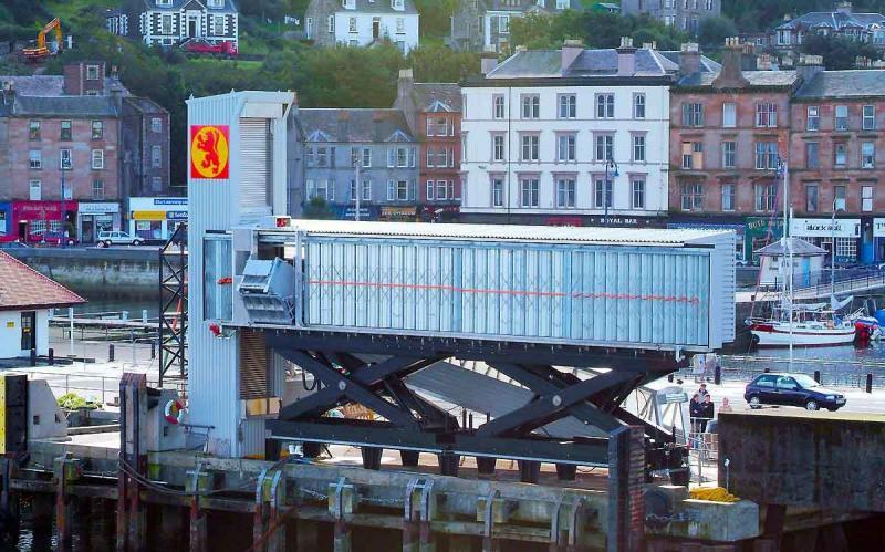 Elevador de tijera Marco utilizado como ascensor para una pasarela de pasajeros