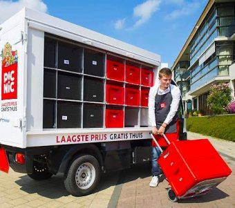 Livraison de nourriture avec fourgonnette électrique