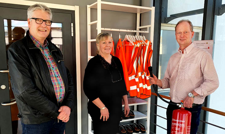 Håkan (operacje), Gunilla (logistyka) i Niklas (inżynier biznesowy) omawiają lokalizację gaśnic