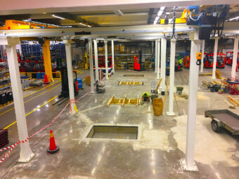 Schwerarbeit beim Bau der Gruben für die Hubtische von Weltklasse.