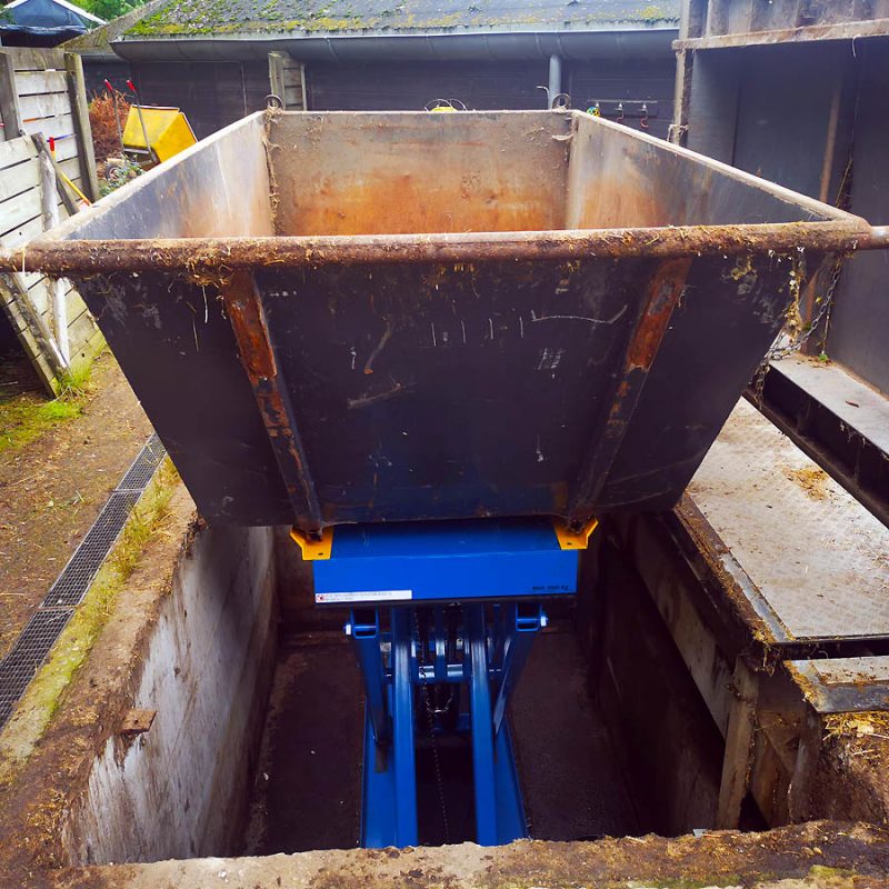 Clever construction with pit, lift table and container - Soon hidden from sight while concealing the smell