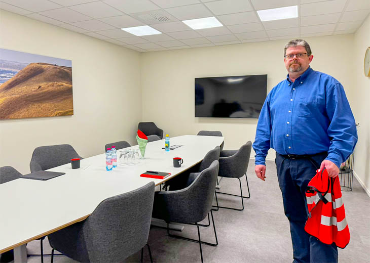 Welcome to the future of material handling! Peter Nilsson, CEO of MH Modules, invites you to MH Modules' newly renovated headquarters, where cutting-edge ideas meet elegant design. This space is where innovative solutions are born.