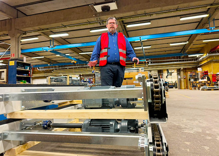 In the heart of the action: Peter next to a groundbreaking conveyor part. This innovative component symbolizes MH Modules' continuous advancement in material handling technology.