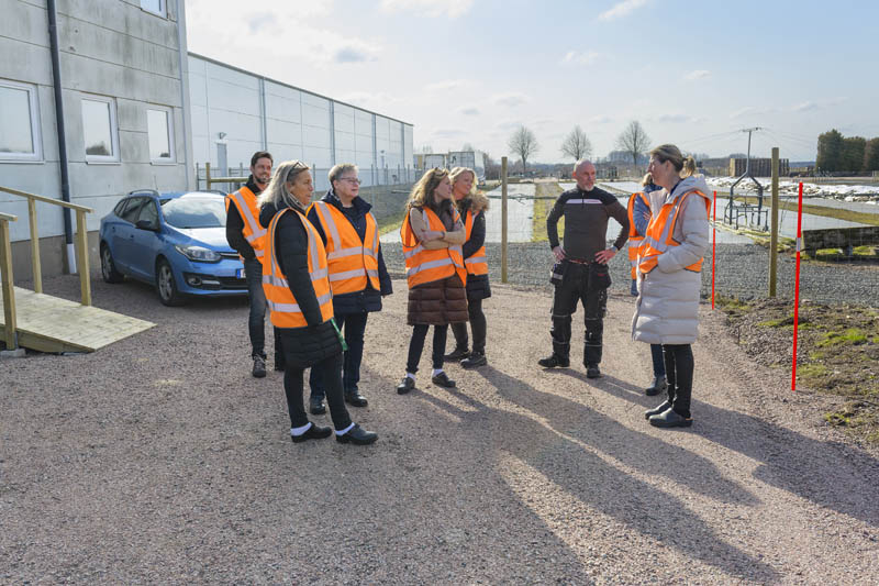 El área de estacionamiento recientemente ampliada afuera de la fábrica de Ängelholm, parte de las amplias mejoras del sitio, respalda una mayor eficiencia y capacidad.