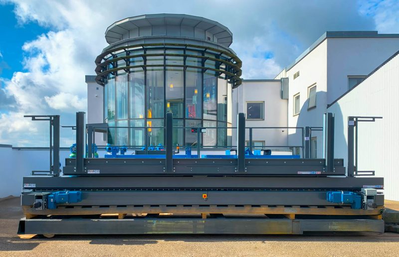 Railbound lifting platform in its lowest position in front of SIGI Europe building.